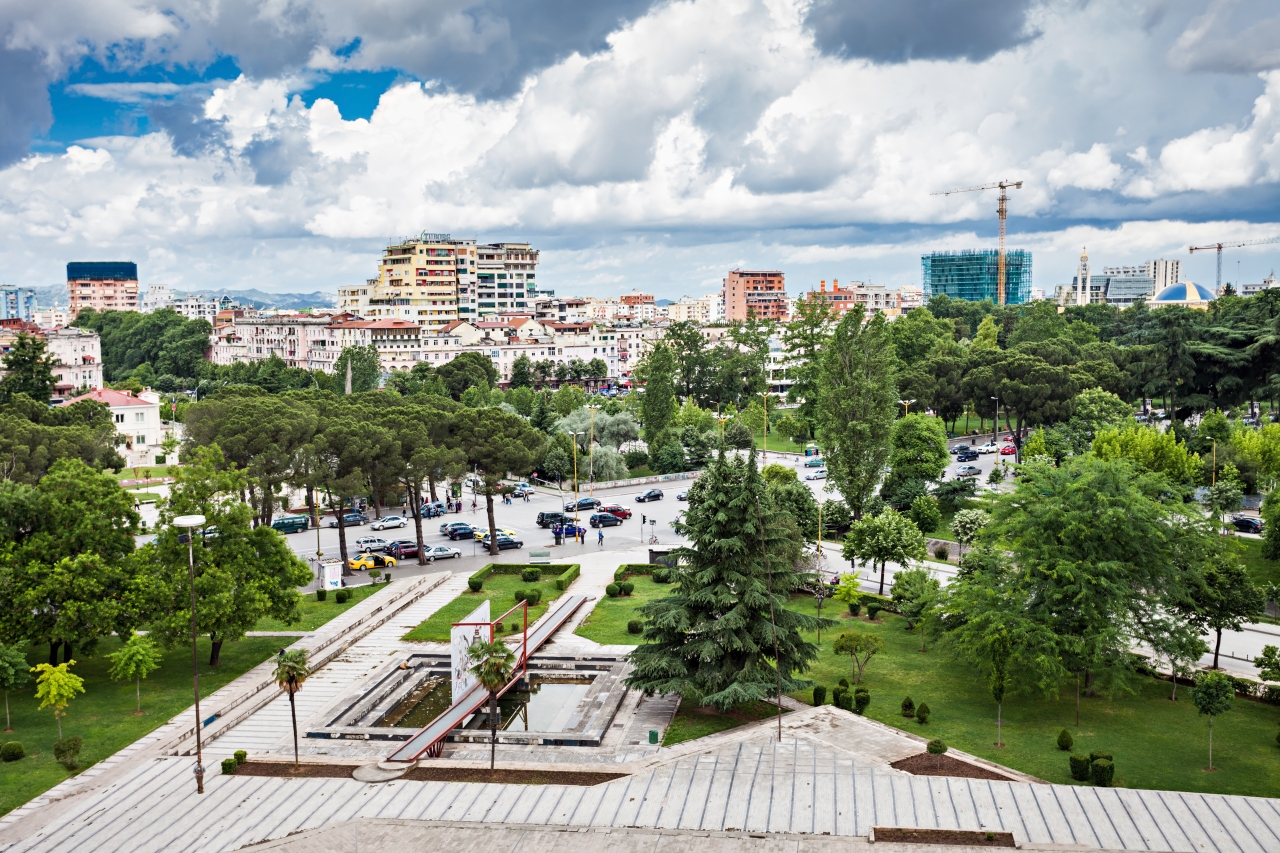 Ο γείτονας με τους υψηλούς ρυθμούς ανάπτυξης και το χαμηλό δημόσιο χρέος